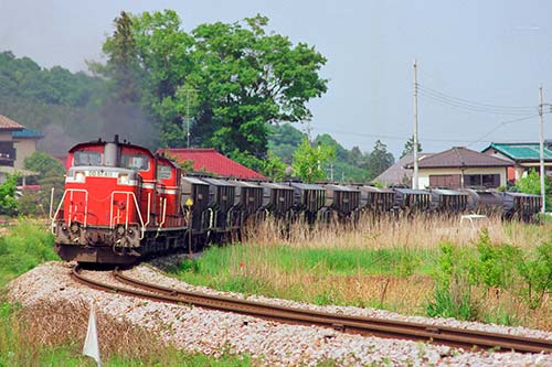 明覚駅付近の大カーブを行くDD51重連貨物