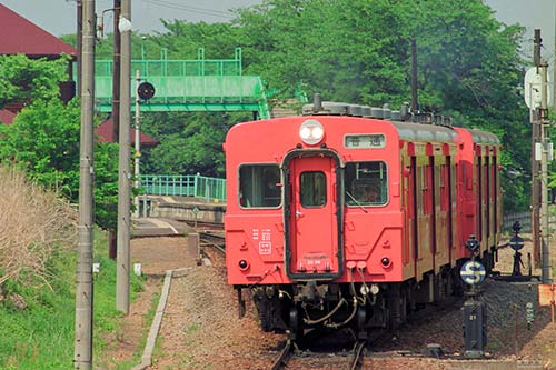 明覚駅を出発するキハ35系