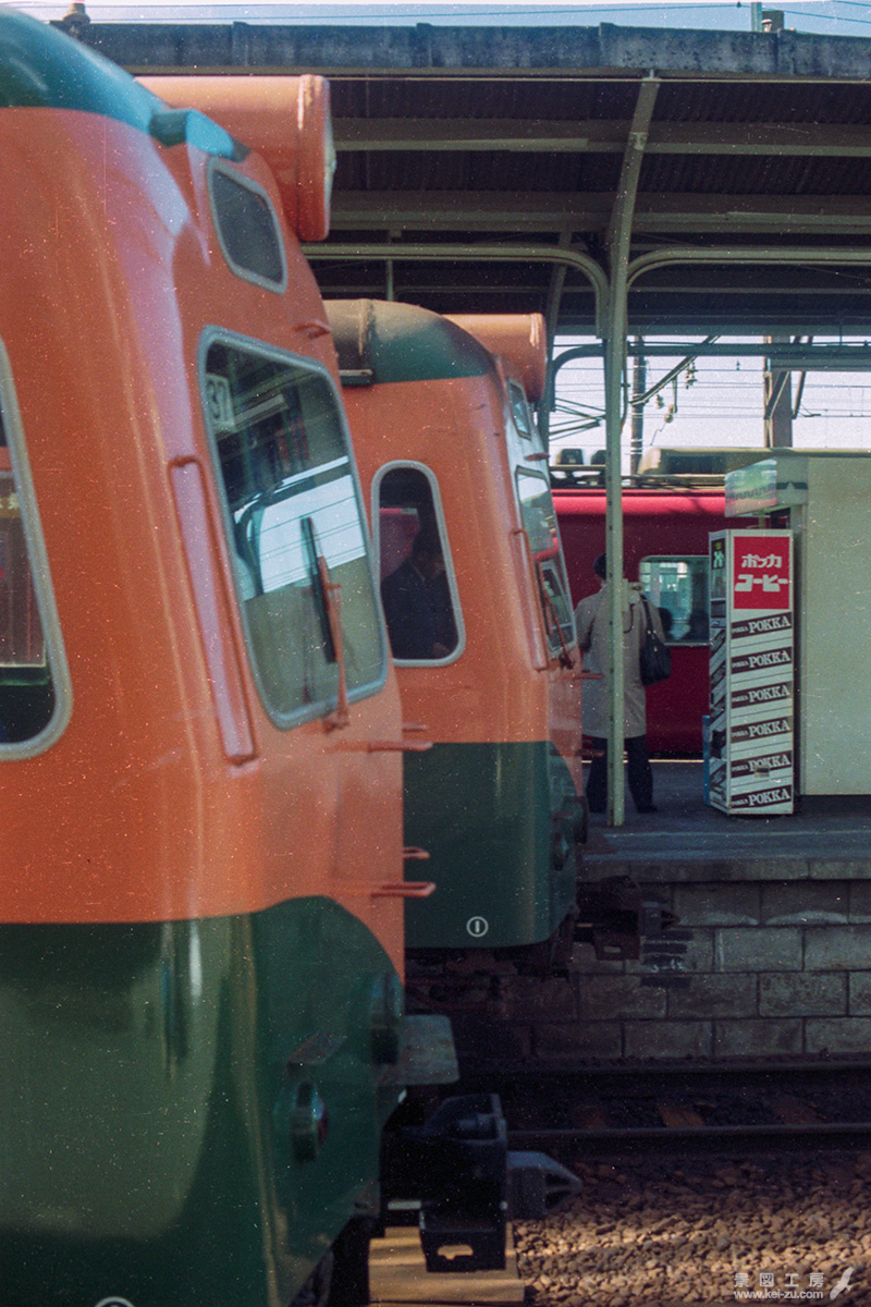 １・２番線に並ぶ80系