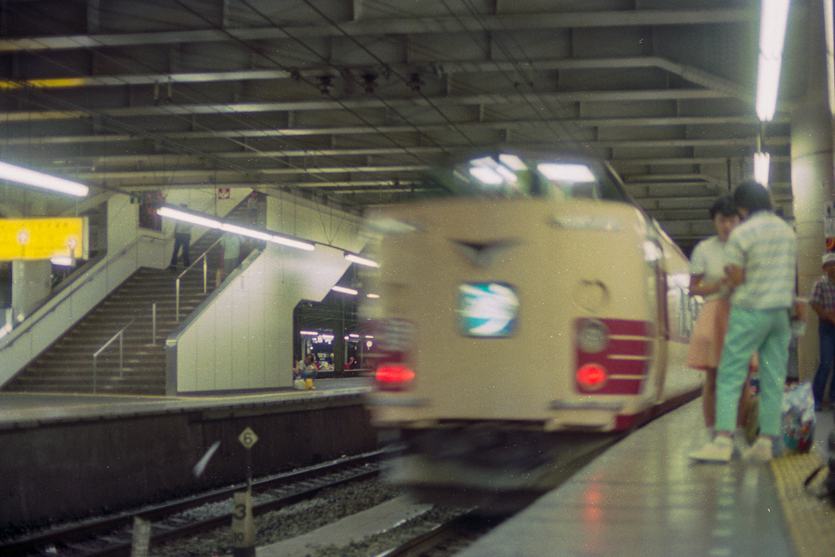 新宿駅を出る特急わかしお