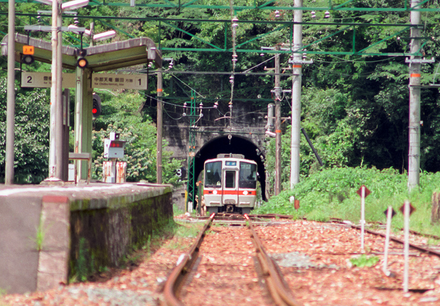 トンネルを抜ける311系