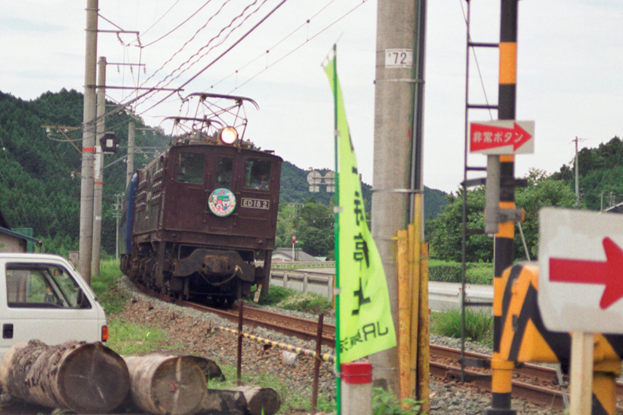 寺林踏切を通過する下りトロッコファミリー号