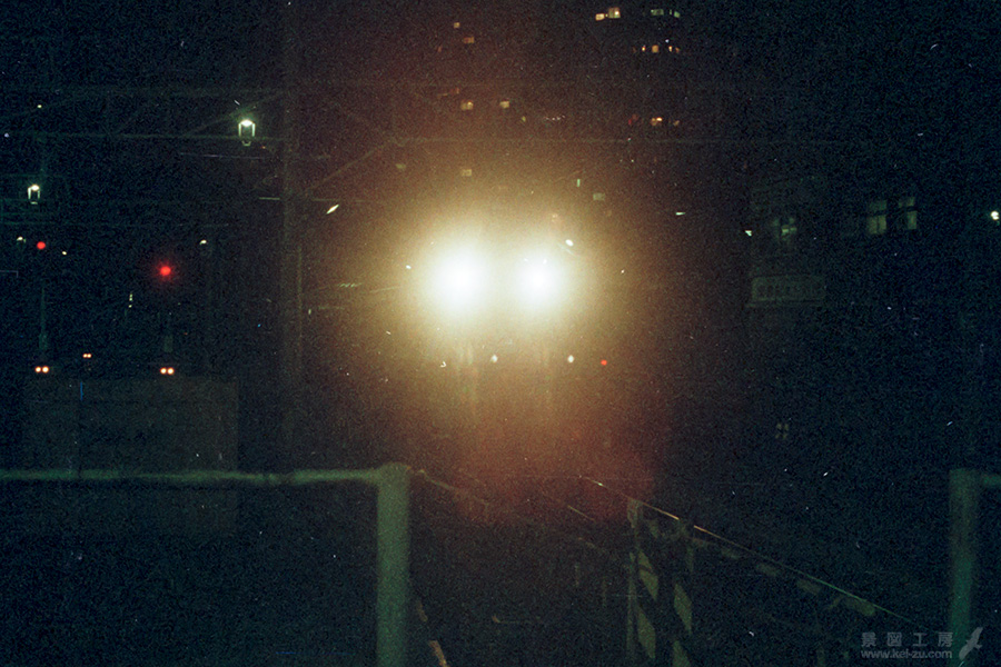 熱海駅へ入線する寝台特急富士