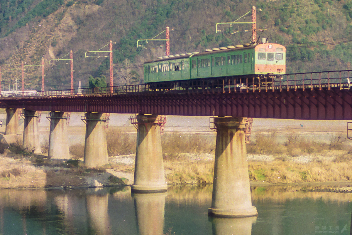 太田川橋梁を渡る２輌編成の73系