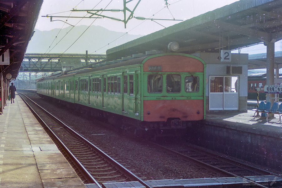 海田市駅に停車中の73系