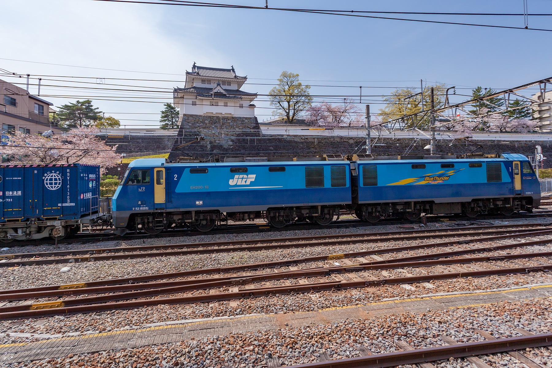 甲府城とEH200ブルーサンダー