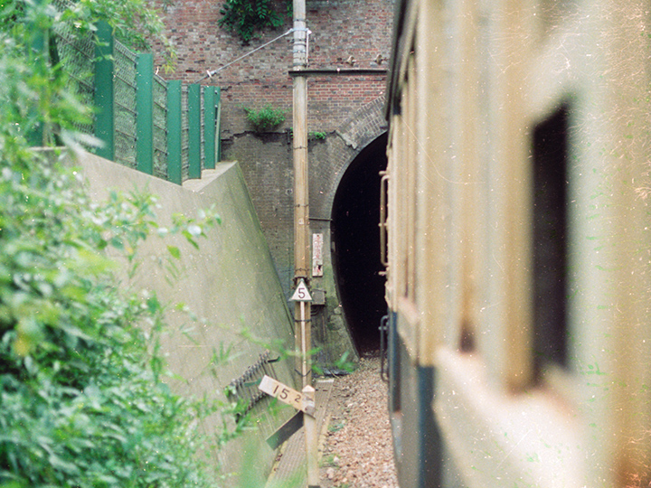 小断面の身延線のトンネルを 