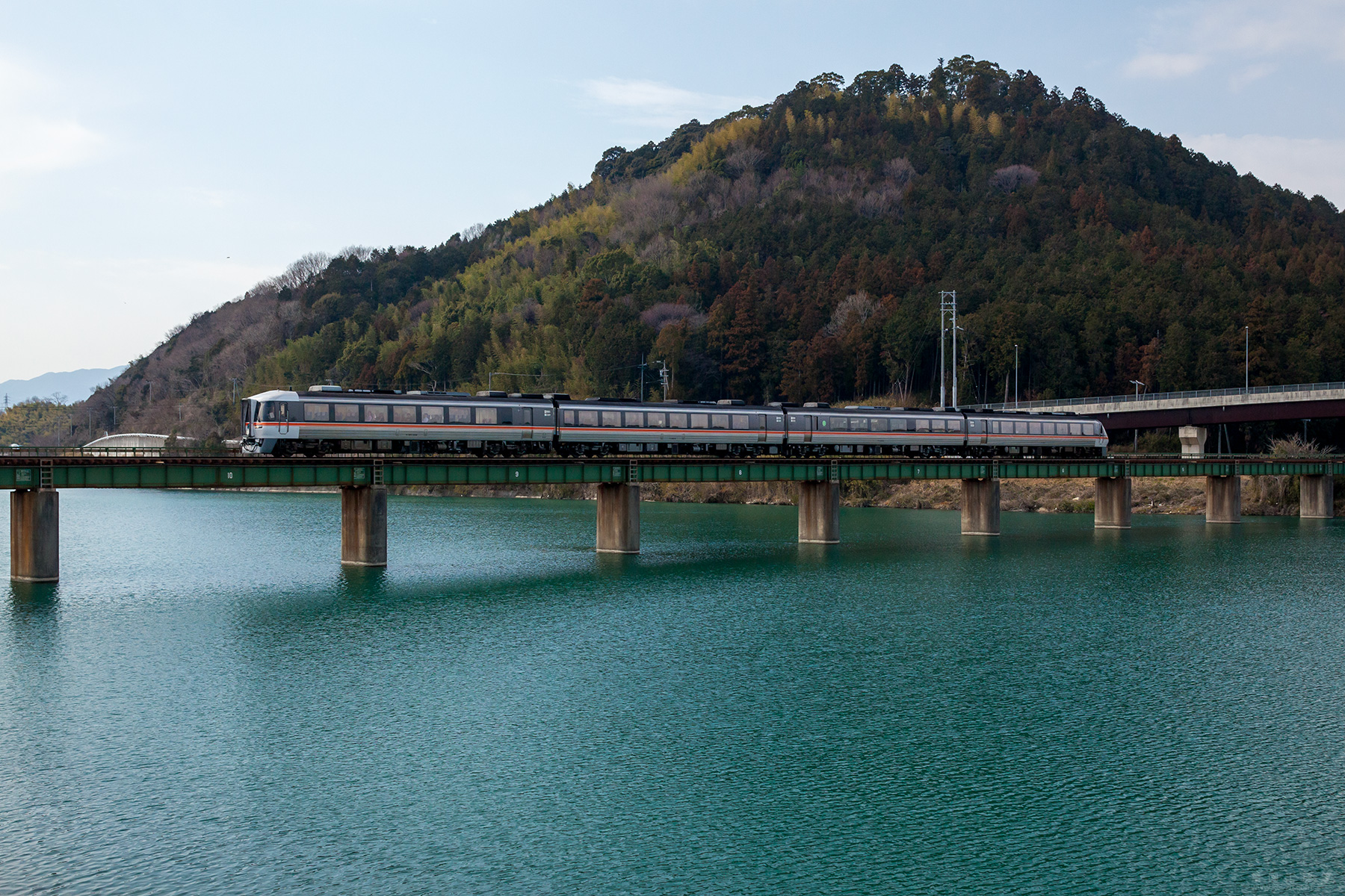 櫛田川橋梁を渡るワイドビュー南紀5号