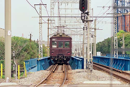 鶴見線本線を行くクモハ12053