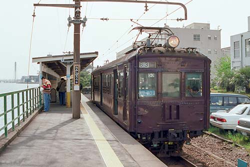 海芝浦駅停車中のクモハ12053