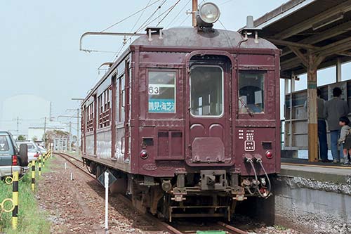 海芝浦支線終端側からクモハ12053を